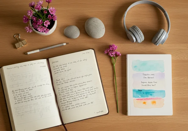 日记、正念、艺术帮助建立情绪意识。